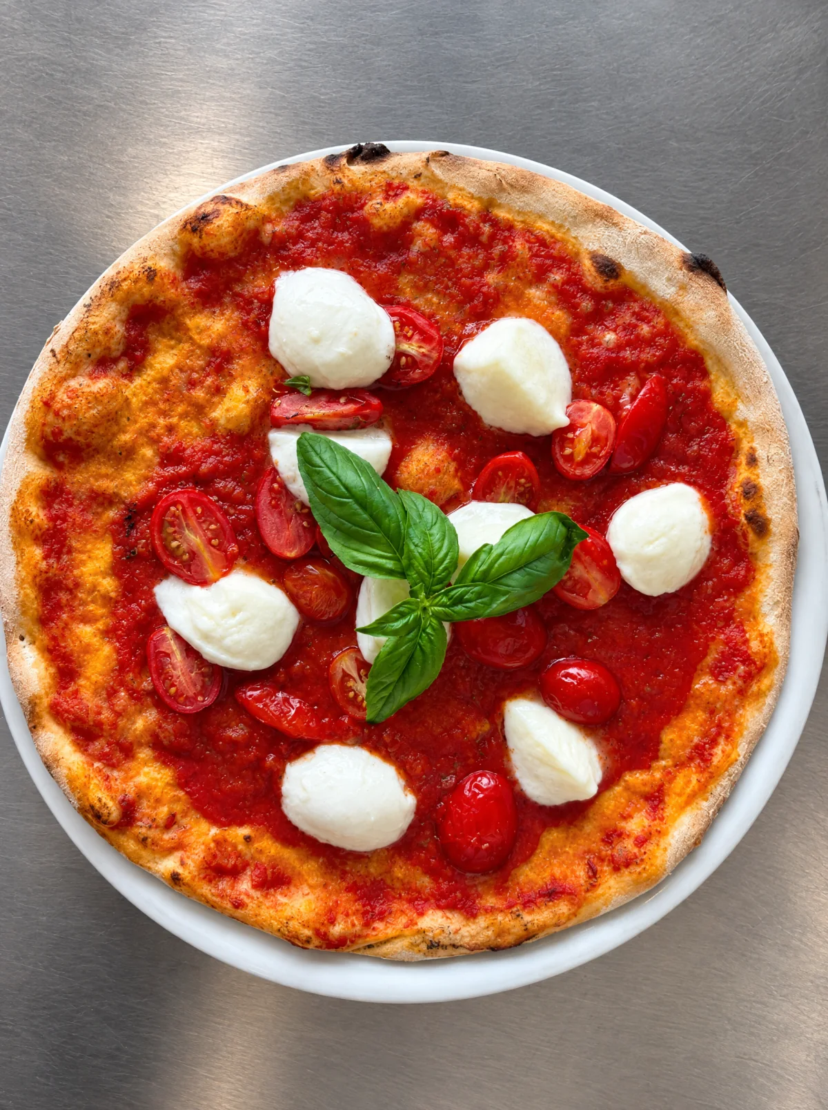 Pizza dell’Isola con pomodoro, bocconcini, pomodorini e basilico